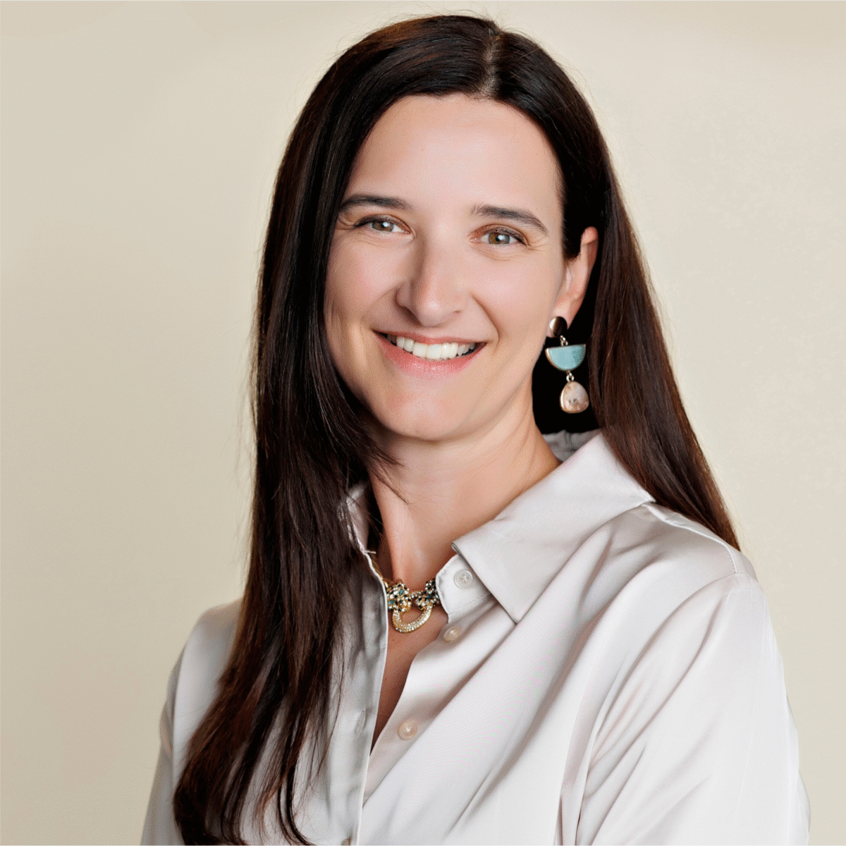 Hélène + Thériault, MCC, author + speaker with the International Coaching Federation. Known for more than two decades of experience in healthcare, Thériault has trained thousands of professionals worldwide.